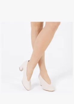 New DANIEL Aneso Cream Leather V Front Court Shoes